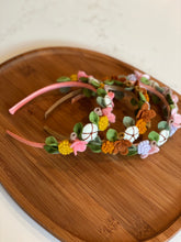 Afbeelding in Gallery-weergave laden, Handgemaakte haarband voor kinderen met kleurrijke vilten bloemen in zachte tinten, perfect voor feestjes, fotoshoots of dagelijks gebruik.