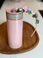 Afbeelding in Gallery-weergave laden, Handgemaakte haarband voor kinderen met kleurrijke vilten bloemen in zachte tinten, perfect voor feestjes, fotoshoots of dagelijks gebruik.