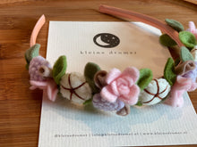 Afbeelding in Gallery-weergave laden, Handgemaakte haarband voor kinderen met kleurrijke vilten bloemen in zachte tinten, perfect voor feestjes, fotoshoots of dagelijks gebruik.