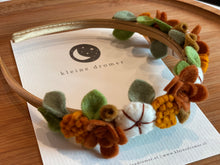 Afbeelding in Gallery-weergave laden, Handgemaakte vilten haarband - Cotton flower bloemen bruin