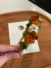 Afbeelding in Gallery-weergave laden, Handgemaakte vilten haarband - Cotton flower bloemen bruin