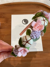 Afbeelding in Gallery-weergave laden, Handgemaakte haarband voor kinderen met kleurrijke vilten bloemen in zachte tinten, perfect voor feestjes, fotoshoots of dagelijks gebruik.