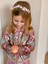 Afbeelding in Gallery-weergave laden, Handgemaakte haarband voor kinderen met kleurrijke vilten bloemen in zachte tinten, perfect voor feestjes, fotoshoots of dagelijks gebruik.