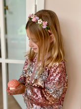 Afbeelding in Gallery-weergave laden, Handgemaakte haarband voor kinderen met kleurrijke vilten bloemen in zachte tinten, perfect voor feestjes, fotoshoots of dagelijks gebruik.