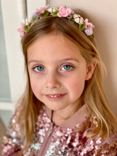 Afbeelding in Gallery-weergave laden, Handgemaakte haarband voor kinderen met kleurrijke vilten bloemen in zachte tinten, perfect voor feestjes, fotoshoots of dagelijks gebruik.