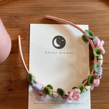 Afbeelding in Gallery-weergave laden, Handgemaakte haarband voor kinderen met kleurrijke vilten bloemen in zachte tinten, perfect voor feestjes, fotoshoots of dagelijks gebruik.