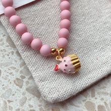 Afbeelding in Gallery-weergave laden, Gepersonaliseerde kinderketting met cupcake