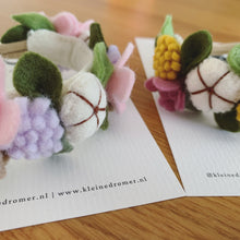 Afbeelding in Gallery-weergave laden, Handgemaakte vilten haarband met elastische band - Cotton flower bloemen lichtroze