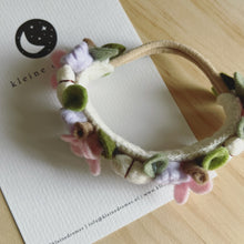 Afbeelding in Gallery-weergave laden, Handgemaakte vilten haarband met elastische band - Cotton flower bloemen lichtroze