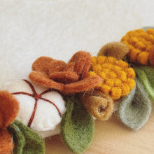 Afbeelding in Gallery-weergave laden, Handgemaakte vilten kinderkroon - bloemen herfstkleuren