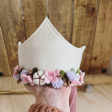 Afbeelding in Gallery-weergave laden, Handgemaakte vilten kinderkroon - bloemen lichtroze