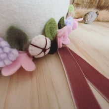 Afbeelding in Gallery-weergave laden, Handgemaakte vilten kinderkroon - bloemen lichtroze