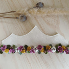 Afbeelding in Gallery-weergave laden, Handgemaakte vilten kinderkroon - bloemen oudroze
