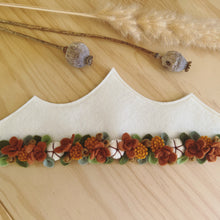 Afbeelding in Gallery-weergave laden, Handgemaakte vilten kinderkroon - bloemen herfstkleuren