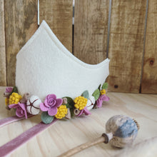 Afbeelding in Gallery-weergave laden, Handgemaakte vilten kinderkroon - bloemen oudroze