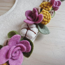 Afbeelding in Gallery-weergave laden, Handgemaakte vilten kinderkroon - bloemen oudroze