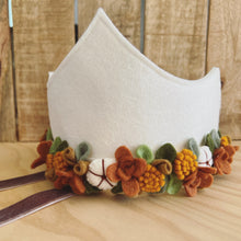 Afbeelding in Gallery-weergave laden, Handgemaakte vilten kinderkroon - bloemen herfstkleuren