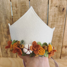 Afbeelding in Gallery-weergave laden, Handgemaakte vilten kinderkroon - bloemen herfstkleuren