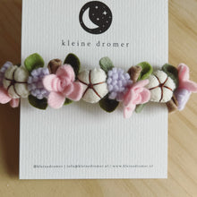 Afbeelding in Gallery-weergave laden, Handgemaakte vilten haarband met elastische band - Cotton flower bloemen lichtroze
