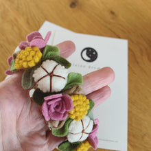 Afbeelding in Gallery-weergave laden, Handgemaakte vilten haarband met elastische band - Cotton flower bloemen oudroze