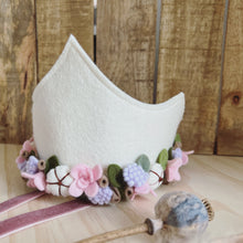 Afbeelding in Gallery-weergave laden, Handgemaakte vilten kinderkroon - bloemen lichtroze