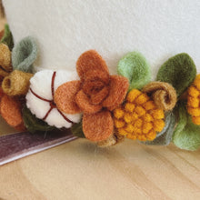 Afbeelding in Gallery-weergave laden, Handgemaakte vilten kinderkroon - bloemen herfstkleuren