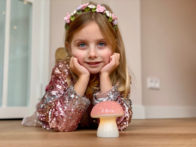 Handgemaakte haarband voor kinderen met kleurrijke vilten bloemen in zachte tinten, perfect voor feestjes, fotoshoots of dagelijks gebruik.