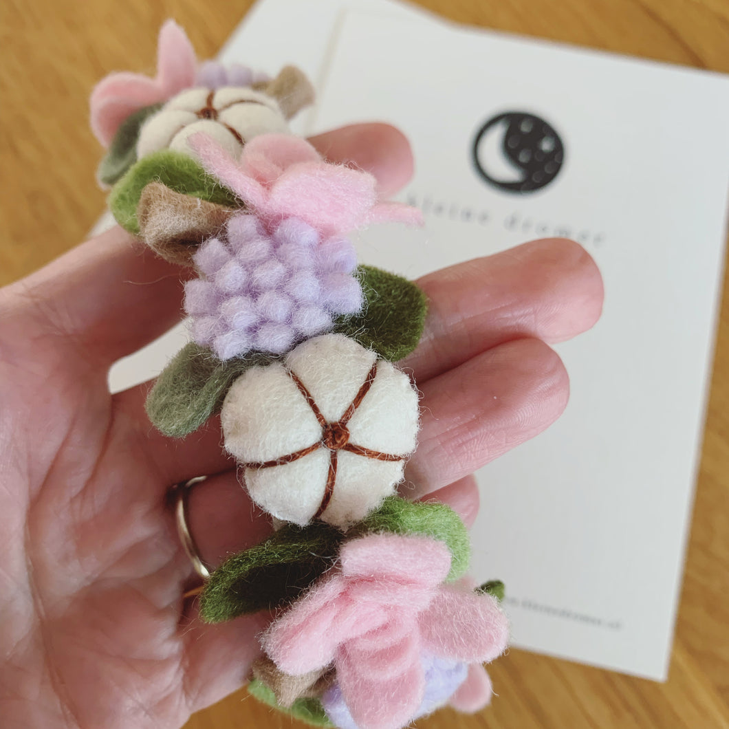 Handgemaakte vilten haarband - Cotton flower bloemen lichtroze