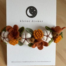 Afbeelding in Gallery-weergave laden, Handgemaakte vilten haarband - Cotton flower bloemen bruin
