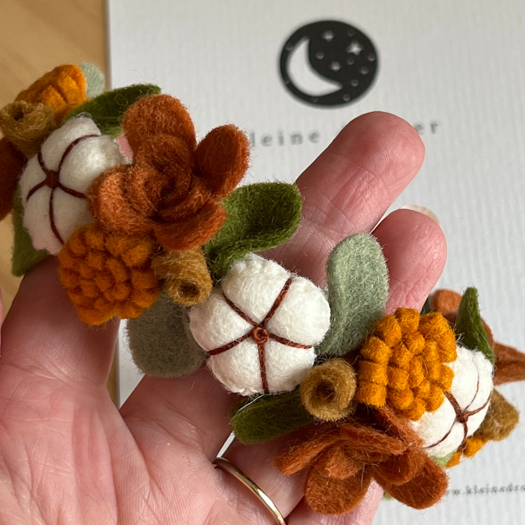 Handgemaakte vilten haarband - Cotton flower bloemen bruin