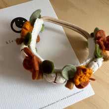 Afbeelding in Gallery-weergave laden, Handgemaakte vilten haarband - Cotton flower bloemen bruin
